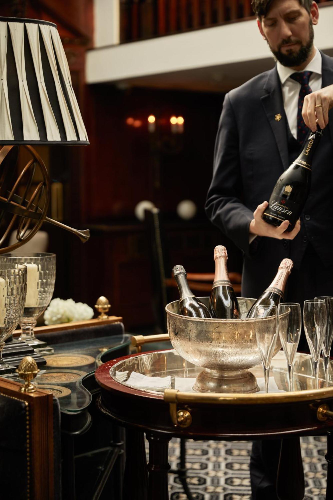 41 Hotel London Ngoại thất bức ảnh Champagne being served