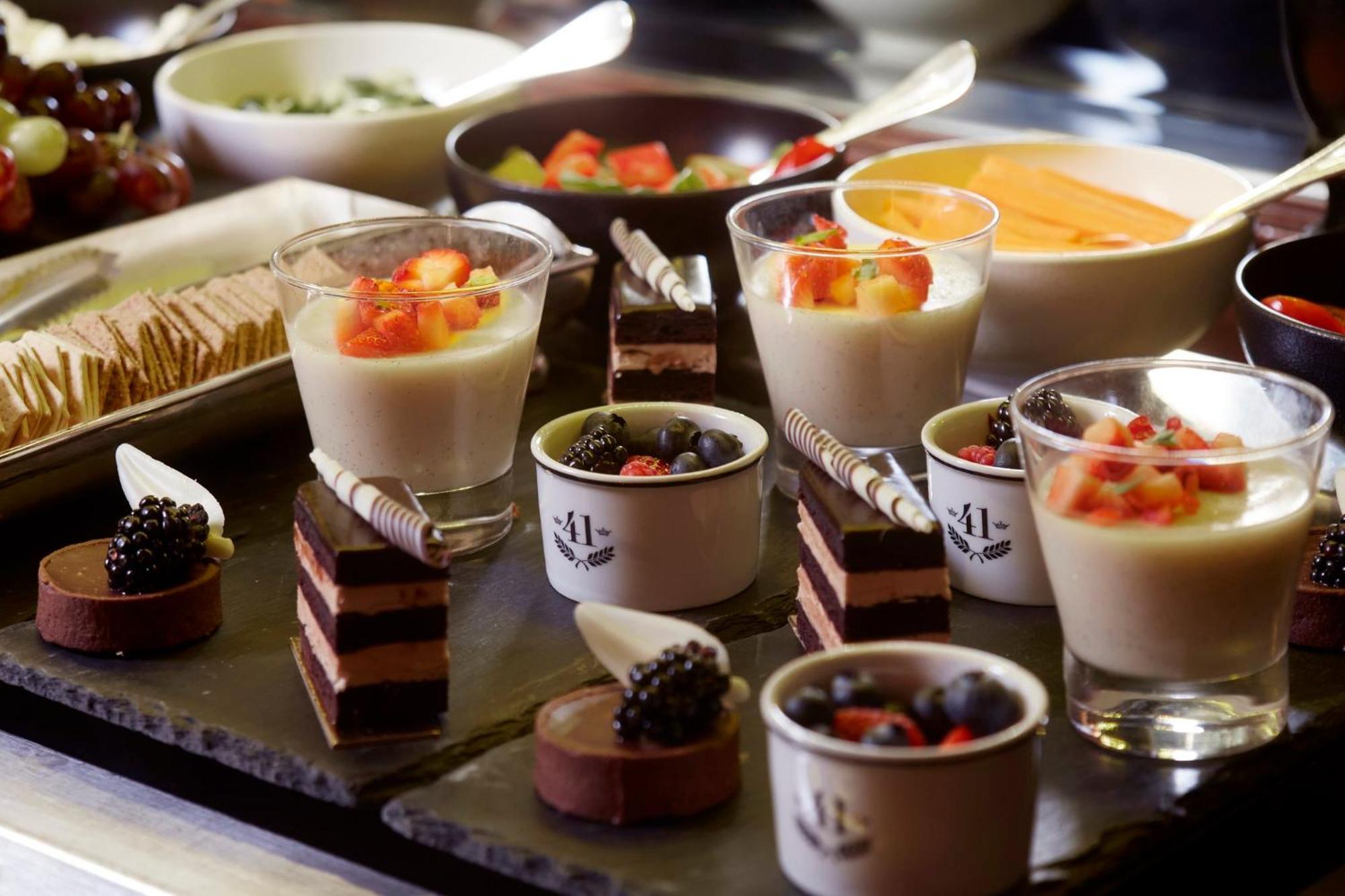 41 Hotel London Ngoại thất bức ảnh A selection of desserts