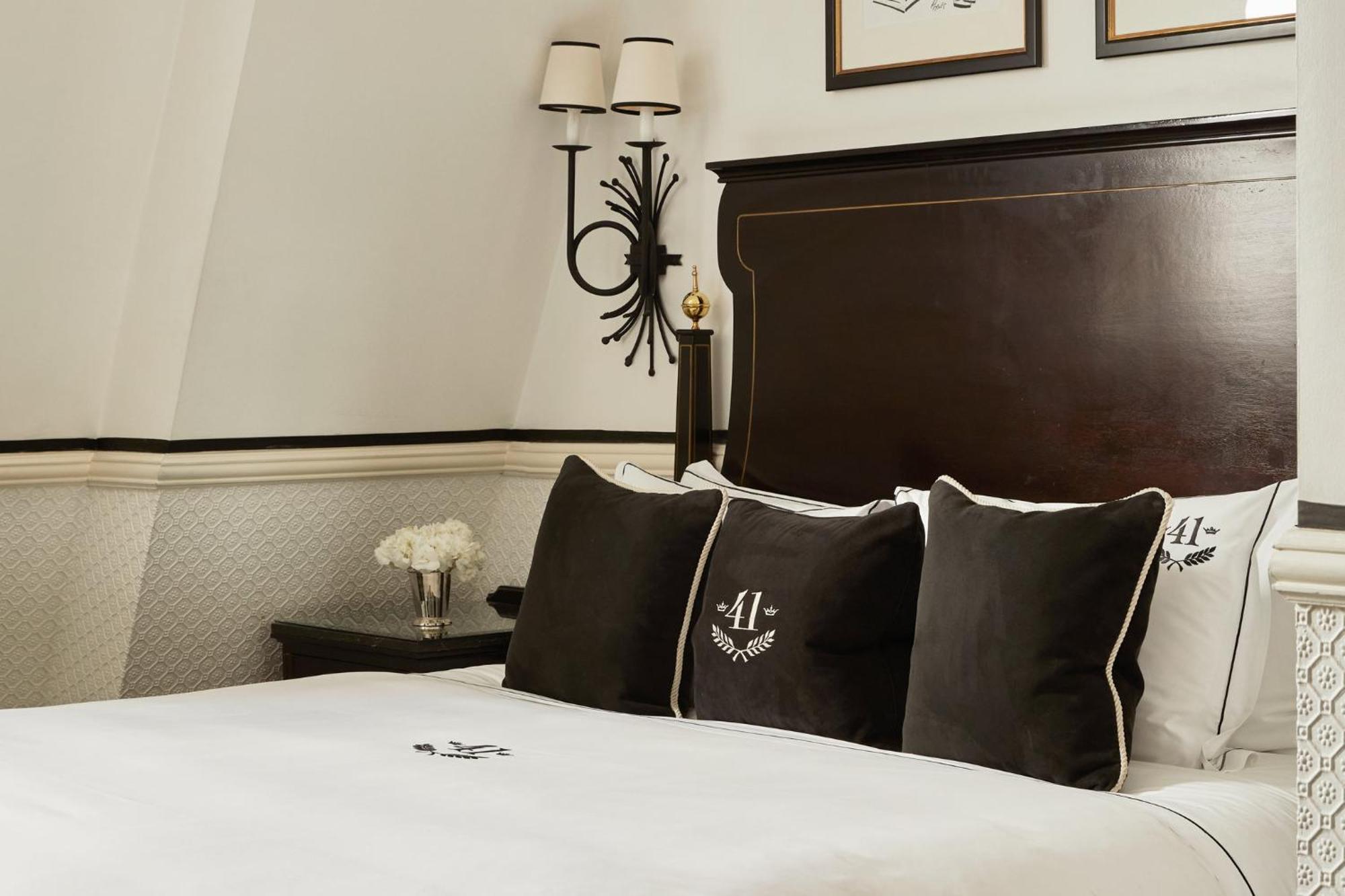 41 Hotel London Ngoại thất bức ảnh A bed at the Hotel de Crillon